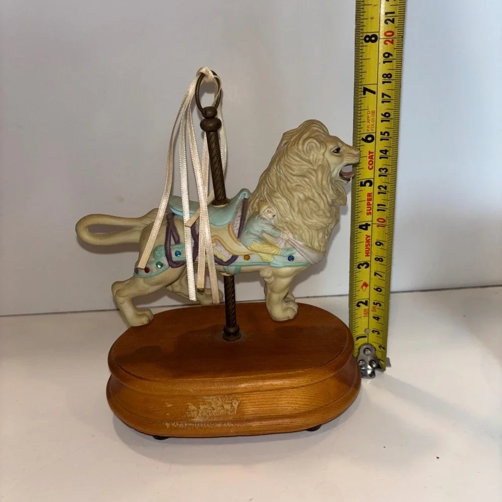 Vintage‎ Porcelain Carousel Lion Music Box Wood Base Memories 8